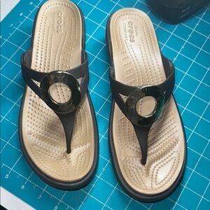 Crocs Espresso Sanrah Beveled Gold Circle Wedge Flip Flop Thong Sandals Size 9